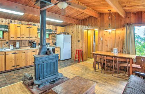 Remote Escape Serene Lakeside Cabin with Beach - Foto 11