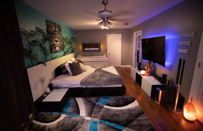 Gorgeous Urban Oasis W/hot Tub, Heated Pool And Private Movie Theater 3 Bedroom Home by RedAwning - Foto 13