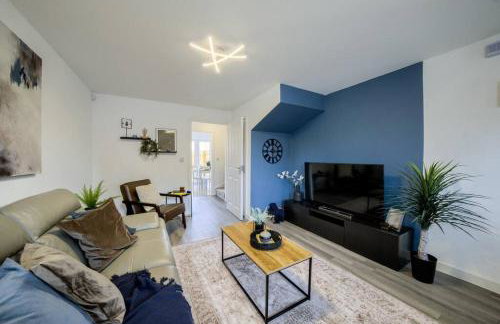 3 BedRoom house, Sleeps 6 with Full Kitchen, Garden and Free Parking - FREE Wi-Fi near Milton Keynes Bowl - Foto 4