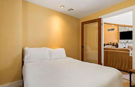 Dandelion by Avantstay Pool, 0.2mi to Downtown! - Foto 32