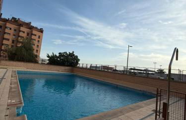 Enjoy the sun and pool in this fabulous apartment - Foto 38