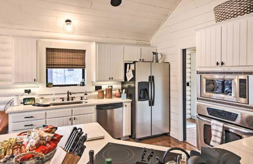 Enchanting Forested Cabin with Fire Pit and Grill - Foto 8