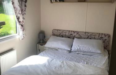 Deluxe 3 bedroomed caravan on Marton Mere with CH DG and decking - Photo 4