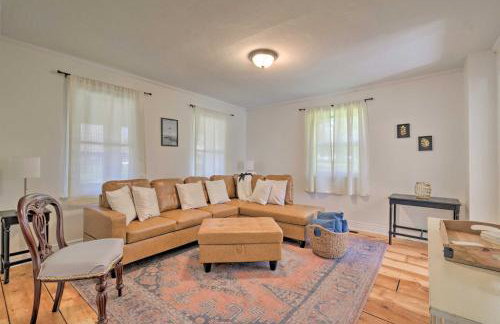 Walk to Beach! Sodus Point Escape with Private Yard - Foto 5