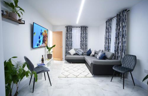 Modern 3 Bedroom House with Garden and Free Parking Long Stay Friendly - Foto 13