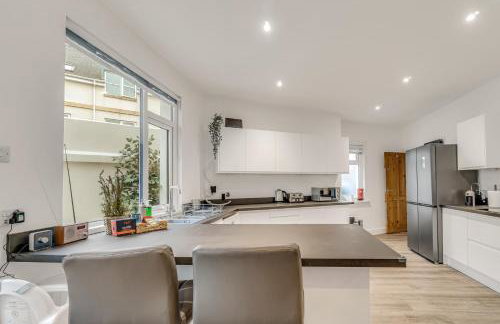 JUNGLE HOT TUB, games room, near eateries, micro brewery, pubs, beauty salons and boutique shops, Argyle, free Netflix, in the heart of Plymouth - Dogs welcome - Hosted by Absolute Accommodation Plymouth - Foto 37