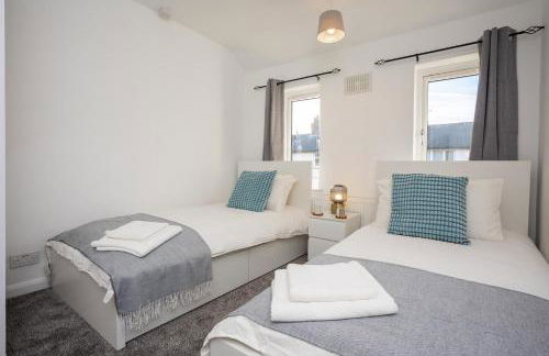 Doctors Lane- Modern 3 Bedroom Contractor Family House With Parking - Photo 29