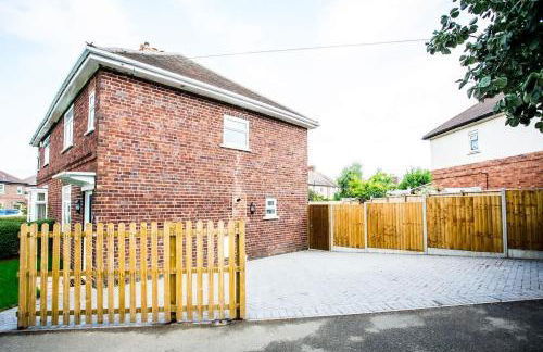 Halford House 3 Bed Town Centre Home from Home with Parking for 2 cars Prime Location Tamworth - Photo 21