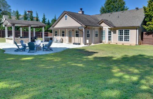 Spacious Winder Getaway with Hot Tub and Game Room! - Foto 3