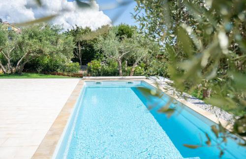 Charming Orange Apartment with Private Pool and Garden Oasis - Foto 4