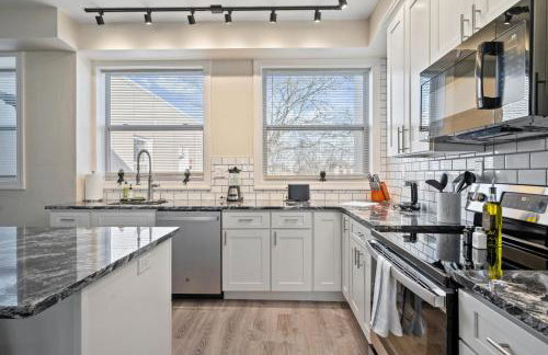 Upscale King Bed Suite with Full Workspace and Free Parking - Foto 2