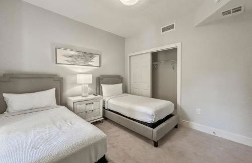 Family-Friendly 3-Bedroom Condo for 6 and 5 min to Disney - Photo 9