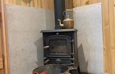 The Shepherd's Hut with cozy logburner - Foto 23