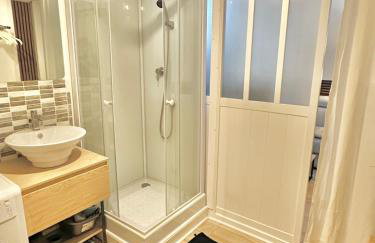 Studio romantique avec jacuzzi privé - aperçu mer - terrasse - parking gratuit - Photo 5