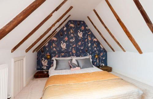 Charming Tudor riverside house - Foto 50