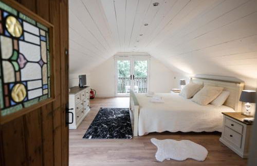 Lilly Lodge; nestled within the forest. - Foto 8