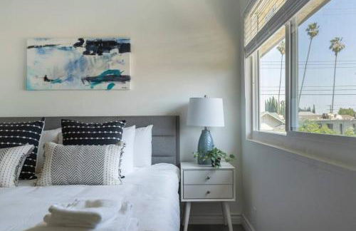 Modern 2BR Condo with King Bed & Balcony near LA - Foto 6