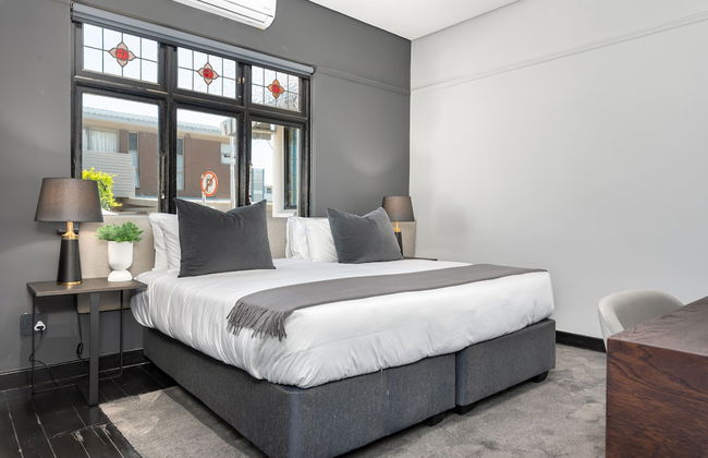 One Calais Luxury Apartments - Photo 8