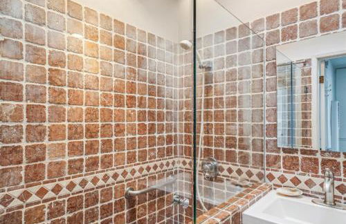 Beautiful 2 Bed Beach Condo #201 - Photo 13