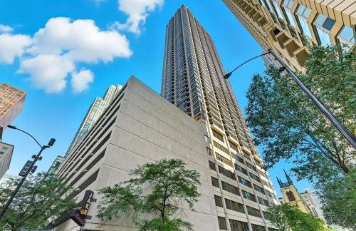 River North Magnificent Mile Condo, Lake and City Views, 43rd Floor Corner, Parking Included! - Foto 33