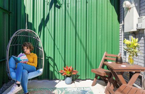 Private Hot Tub & Swing, Vintage Nintendo with Large Parking & EV ready - Foto 3