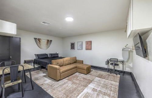 Elegant Private Studio Sleeps 4! 10Min to Strip! - Foto 1