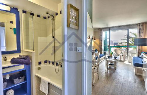 LocaLise - A18 - Appartement avec balcon - Petite vue mer à travers le palmier - Piscine de avril à septembre - Wifi inclus - Animaux admis - Draps inclus - Parking inclus - Foto 13