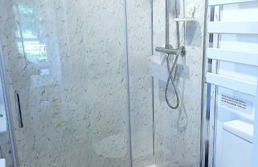 CABIN 8 Pet friendly Family glamping Seaview - Photo 10