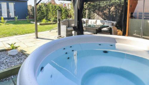 Pet Friendly Home in Chelmsford-Hot Tub-Sleeps 6 - Foto 4
