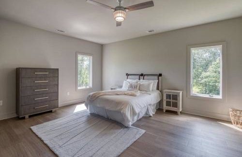 6BR Lakefront Private Dock & Bonfire Sleeps 12 - Foto 31