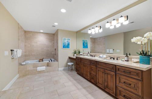 Oceanview Luxe Retreat with Rooftop - Foto 62