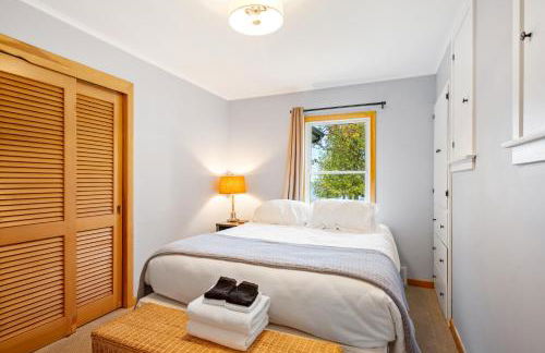 Yorita Manor - Lake Front Getaway! Dogs, Fire Pit & Deck - Photo 20