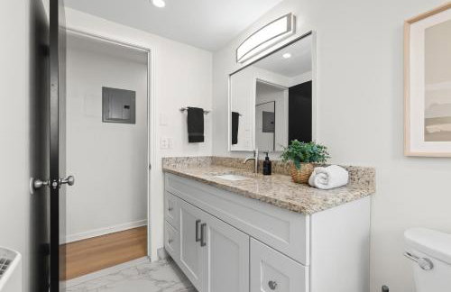 Bright & Spacious Flat Near the Heart of Royal Oak - Photo 15