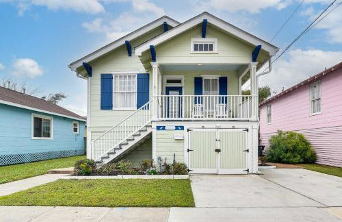 Walk to Beach Galveston Home with Fenced Yard! - Foto 1