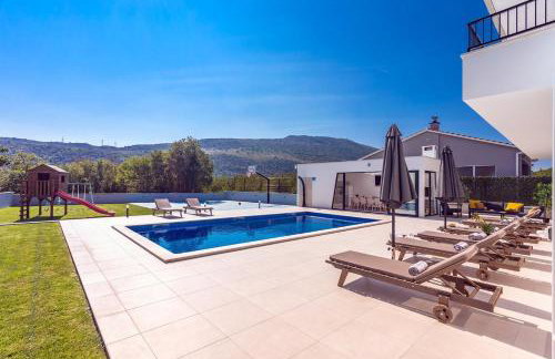 VILLA ALMIC with heated pool, 5 bedrooms, Gaming room, a multi-use playground court - Photo 9