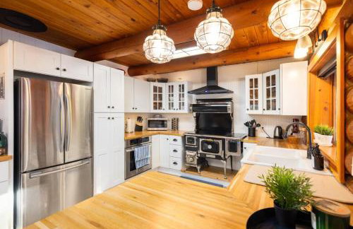 Riverfront getaway with sauna near mountains and hiking - Foto 21