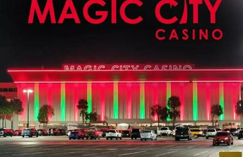 The LuxeLanding MIA- Swimming pool, Oasis Lounge, Mini Golf, BBQ and Hibachi Grill , and Outdoor Games - Photo 44