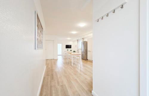 Tolstov House - 6 Zimmer Haus - große Küche - Garten - Parkplatz - 25min Messe DUS - Foto 9