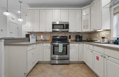 Steps from the Sand and Town Green - 2BR Coastal Retreat - Foto 17