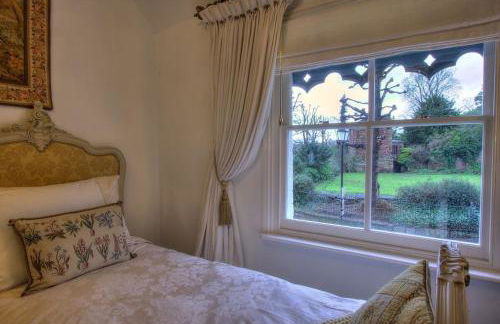 Beautiful period cottage, exceptional riverside location in the heart of Chester - Photo 12