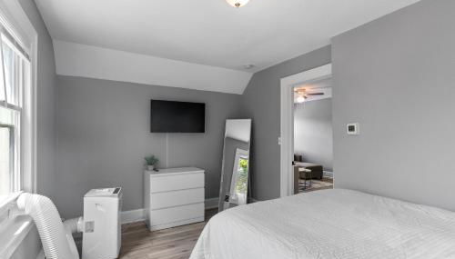 2BR Apartment Near Downtown Stamford I Pets OK - Photo 2