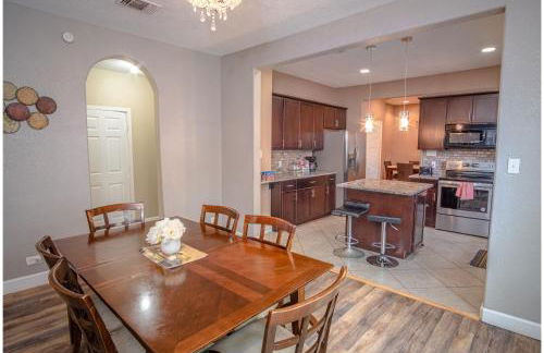 Large 3br/2ba Family Home W/patio Near Downtown! - Foto 16