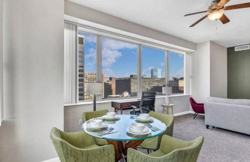 14th Floor Lux Downtown Condo w/ LAKE VIEWS & Gym - Photo 17