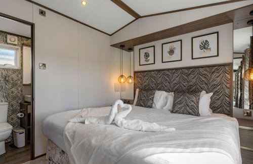 Peaceful Lake Retreat - Fishing Lakes, Heated Outdoor Swimming Pool 500yrds on Sister Park , Pool Open April to September - Foto 3