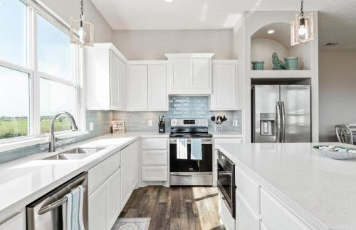 Stylish 4BR Crystal Beach Retreat Walk to Beach - Foto 10