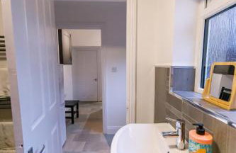 Bright and Well-Kept 3-Bed Property! Free Parking - Foto 25