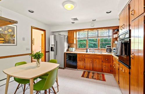 Charming Countryside Home with Yard and Office - Foto 21