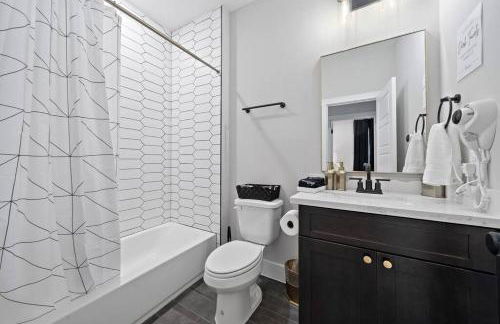 Black House - Downtown Elegance with HotTub and King Beds - Foto 42