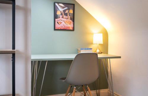 4 Bedroom Stylish House in Redditch - Free Parking - Photo 3