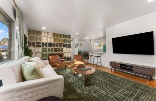 The Aspen is a mid-century modern upstairs unit. - Foto 1